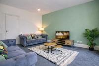 Group Stay 4BR Sleeps 11 Spacious with Parking - B&B Glasgow