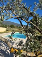 Le Mas des Grillons, mas rénové entièrement climatisé avec piscine et vue Ventoux - B&B Crillon-le-Brave