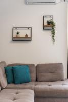 Modern Apartment with Scenic Views & Earthy Vibes by PikHost - B&B Scutari