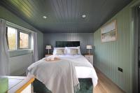 Luxurious Hut with Outdoor Bath & Sea Views - Chambres d'hôtes Gittisham