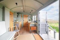 Luxurious Hut with Outdoor Bath & Sea Views - B&B Gittisham