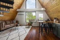 2BR A-Frame Cabin w Hot Tub Near Wine Trail - Bed and Breakfast Makanda