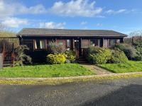 Hartland Forest Lodge with Lake View, North Devon - Chambres d'hôtes Woolfardisworthy