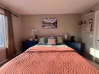Home Stay - 1Bed with attached Private Bath - 5 min to Airport YYC - Chambres d'hôtes Calgary
