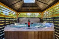 Ridge Hollow Retreat - Hot Tub, Fire Pit, Dogs - B&B Gatlinburg