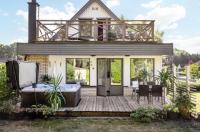Coastal Villa 4BRw Jacuzzi,Big Garden & 300M to Beach - B&B Nybro