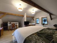 Holiday Cabin near Ljubljana - Hawknest - B&B Dobravica
