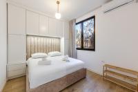 Pine & Sea Retreat by PikHost - B&B Golem