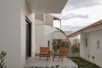 Orea - Modern Ground-Floor Apartment with Private Terrace in the Heart of Paleros - Chambres d'hôtes Pálairos
