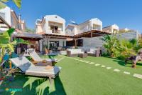 Beachfront Villa Carpe Diem - B&B Dhromolaxia