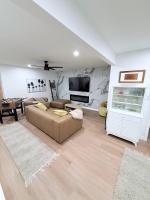 Private 3BR Home - Hot Tub, Yard, Arcade & Parking - B&B Simi Valley