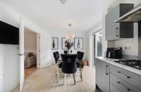 4-Bedroom Detached Home Mosley Common, Worsley - B&B Tyldesley
