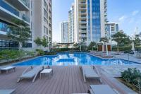 Vogue Vacation Homes, Emirates Hills, Vida The Hills Residence near Marina and JBR, One Bedroom Apartment with Balcony, Golf Club and City Skyline View, Access to all Amenities - Bed and Breakfast Dubai