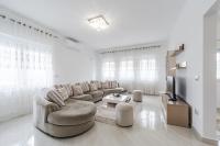 Hometown Apartment by PikHost - Bed and Breakfast Gjirokastër