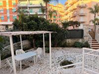 Residenza Perla, cortile privato di fianco al mare in zona servita - Chambres d'hôtes Gaète