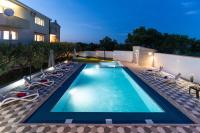 Studio apartman Cornelia s bazenom i jakuzijem - Bed and Breakfast Donje Raštane