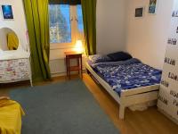 Close to City and Airport - Shared room in family apartment - B&B Sollentuna