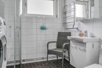 Close to City and Airport - Shared room in family apartment - B&B Sollentuna