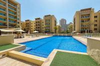 Vogue Vacation Homes, The Greens Al Alka near Mall of the Emirates, One Bedroom Apartment with Balcony and Vibrant community View, Access to all Amenities - Chambres d'hôtes Dubaï