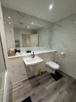 Modern Hounslow 2 Bed Apartment Near Heathrow - B&B Hounslow