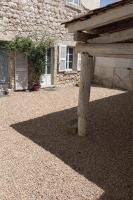 Maison en pierre village calme - cour fermée, parking et wifi gratuit, idéale famille - Ferienwohnung La Sauvetat