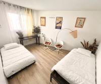 Camera Doppia con Letti Singoli e Bagno in Comune