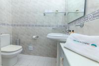 Chambre Lits Jumeaux avec Salle de Bains Commune