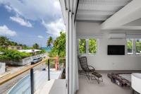 Villa de Playa Beachside Retreat with Balcony and Pool - Chambres d'hôtes San Juan