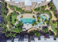 Modern 2BR Retreat with Gym, Pool and Balcony - B&B Brisbane