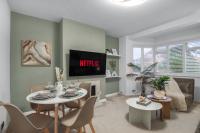 Cosy 2 bed house with driveway parking and garden - Chambres d’hôtes Potters Bar