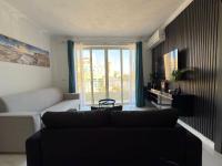 Qawra Holiday Home 2 Bed - Church Square - By HostMT - Chambres d’hôtes San Pawl il-Baħar