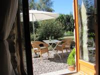 Zimmer mit Kingsize-Bett und Gartenblick.