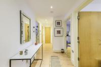 Elegant 2-Bedroom Apartment with Balcony - B&B Londra