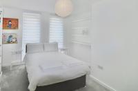 Modern 2-Bed Apartment in Longcross with Balcony & Parking - B&B Longcross