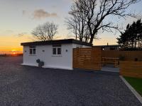 Seiriol, Modern Lodge with Games Room Access - B&B Menai Bridge
