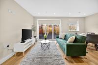 Modern 2-Bed Cardiff Apartments - Free Parking - Workspaces - B&B Cardiff