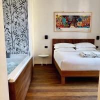 Zimmer mit Kingsize-Bett und Balkon