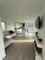 Lowern, Luxury Lodge with Hot Tub & Games Room Access - Chambres d'hôtes Menai Bridge