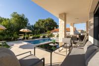 Luxury Villa Laura with Jacuzzi in Malinska - Chambres d’hôtes Malinska