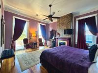 Habitación con cama extragrande.