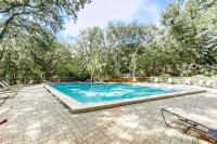 Condo 2-story with on-site pool, private patio, & W/D - near beach/golf - B&B Fernandina Beach