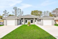 Brand-new duplex with screened pool, furnished lanai, AC, & washer dryer - Bed and Breakfast Palm Coast
