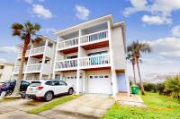 Ocean-view townhome with balcony & W/D - walk to beach - dog-friendly - Bed and Breakfast Jacksonville Beach