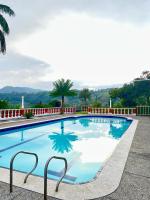Finca La Carmelita Casa Campestre con Piscina y entre Montañas a sólo minutos de Santa Rosa de Cabal - Chambres d'hôtes Santa Rosa de Cabal