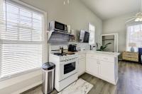 Beauty on Ball -Studio 3- King Bed, Great Location - B&B Galveston