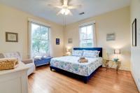 Island Pride Bungalow - King Beds near Beach! - B&B Galveston