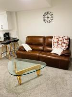 Modern Comfort in NW Calgary - Bed and Breakfast Calgary