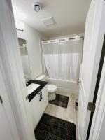 Modern Comfort in NW Calgary - Bed and Breakfast Calgary
