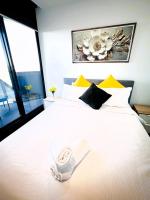 ADEK Apartment North Melb-Stylish 2BR Apartment with Pool, Gym & Parking - B&B Melbourne