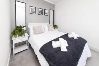 Newly Renovated Modern 3BR Home Near the River Thames - B&B Staines